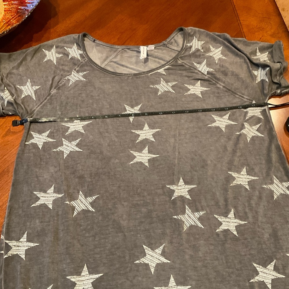 Cable & Gage lightweight, Semi Sheer Top, grey with white stars, short sleeves - Picture 7 of 8